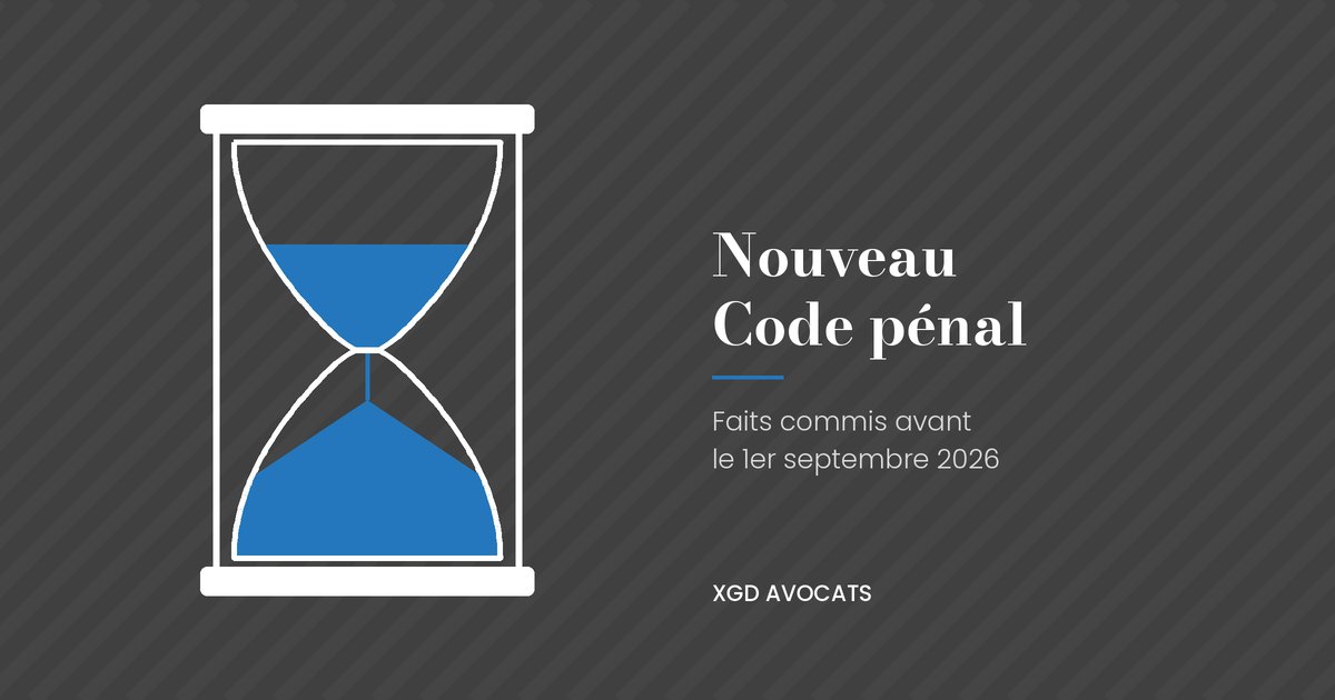 Illustration : sablier bleu et blanc sur fond anthracite, avec la mention Nouveau Code pénal